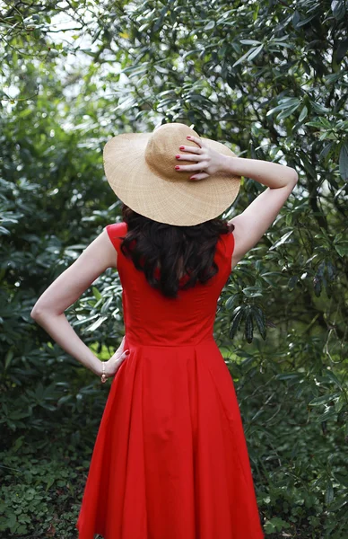 Belle femme portant une robe rouge — Photo