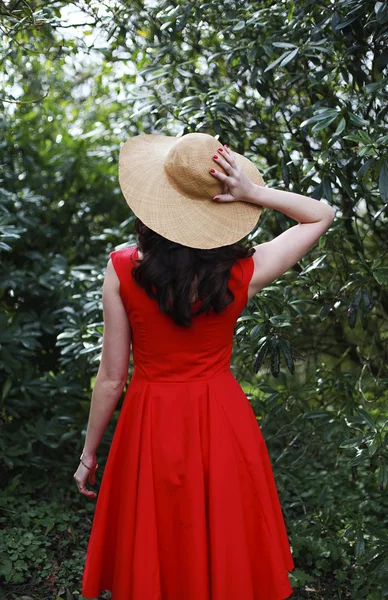 Bella donna che indossa un vestito rosso — Foto Stock