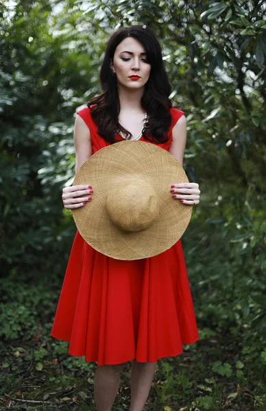 Mooie vrouw draagt een rode jurk — Stockfoto