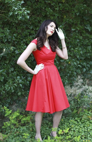 Bella donna che indossa un vestito rosso — Foto Stock