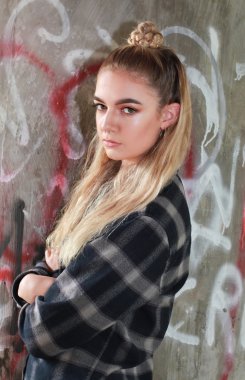 burnunu sert görünümlü genç kızla deldi