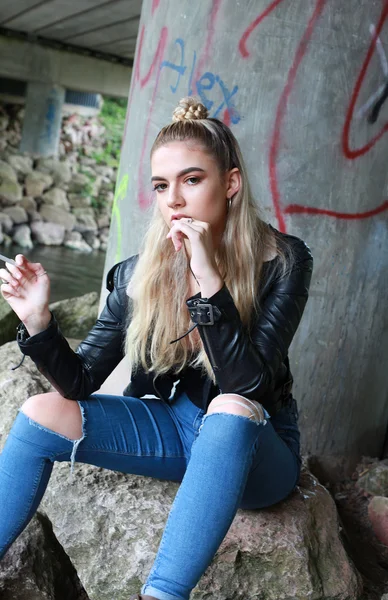 Mocny wyglądający nastolatka z jej nosa przebite palenia — Zdjęcie stockowe