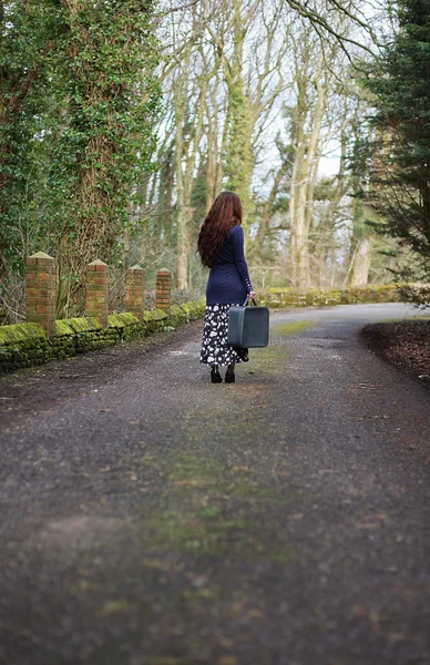 Jovem mulher caminhando — Fotografia de Stock