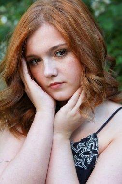 Kafasını onun elinde tutan güzel genç kadın