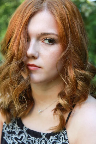 Hermosa mujer joven con el pelo rojo — Foto de Stock