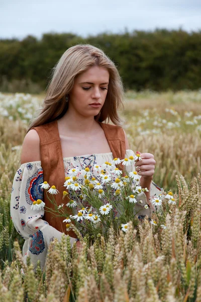 Belle adolescente dans une prairie — Photo