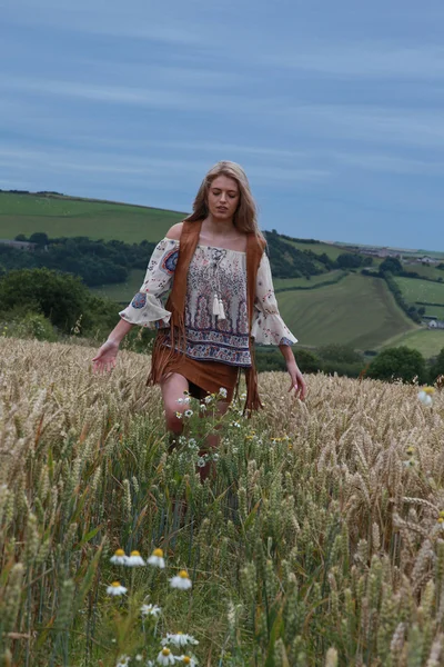 Güzel genç kız bir buğday alanında yürüyüş — Stok fotoğraf