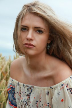 uzun sarı saçlı güzel kız portresi