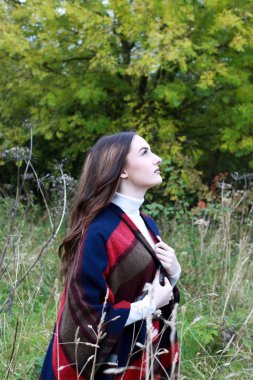 Uzun kahverengi saçlı ararken güzel genç kadın