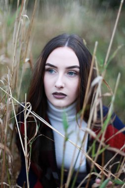 Bazı sazlık arıyorum uzun kahverengi saçlı genç kadın