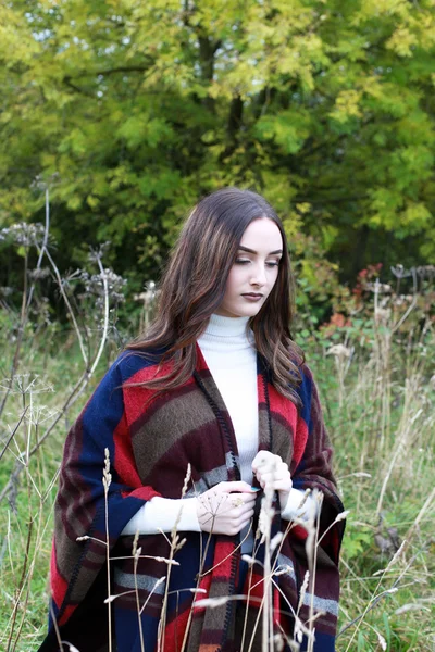 uzun otların bir alan yürüyen güzel genç kadın