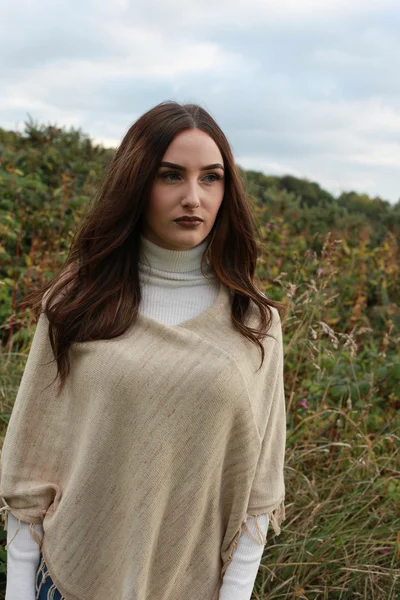 güzel bir genç kadın mesafe içine arıyorum