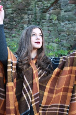 Güzel genç kadın onu yetiştirme eller havaya