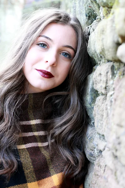 Hermosa joven sonriendo — Foto de Stock