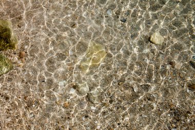 Rengarenk sandalye bir plajda