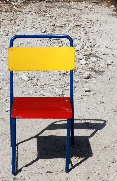 Silla multicolor en una playa — Foto de Stock