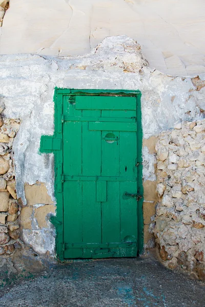 Porte verte dans un extérieur en pierre à chaux — Photo
