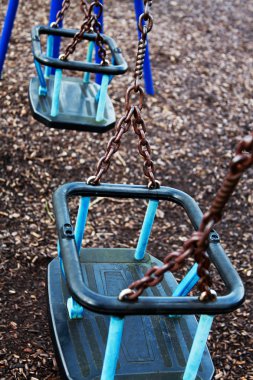 İki boş çocuk sallanır oyun parkı içinde