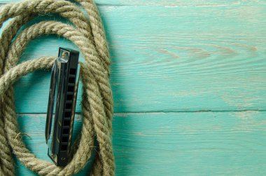 Mızıka ahşap arka plan üzerinde