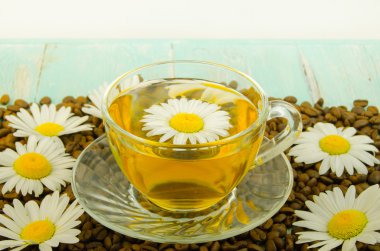 Çay papatya ve kahve çekirdekleri ile