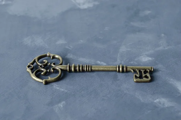 Винтажный бронзовый ключ — стоковое фото