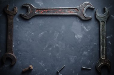 Bir beton yüzey üzerinde anahtarı