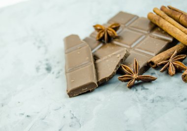 Sütlü çikolata, tarçın ve anasonu