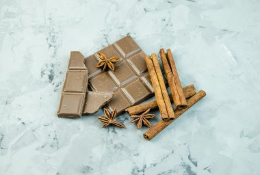 Sütlü çikolata, tarçın ve anasonu
