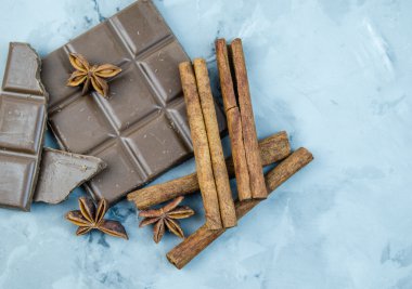 Sütlü çikolata, tarçın ve anasonu