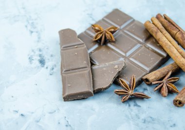 Sütlü çikolata, tarçın ve anasonu