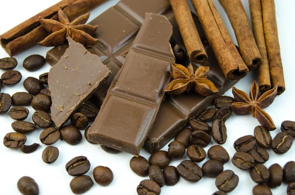 Tegels gebroken van chocolade en koffie bonen — Stockfoto
