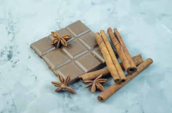 Chocolate ao leite, paus de canela e anis estrelado — Fotografia de Stock