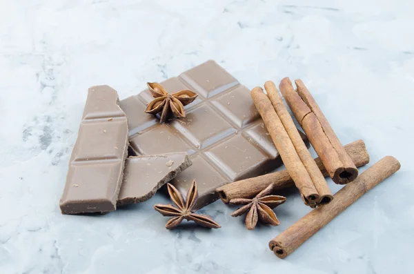 Chocolate ao leite, paus de canela e anis estrelado — Fotografia de Stock