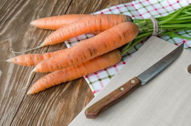 Havuç damalı bir masa örtüsü üzerinde bir demet