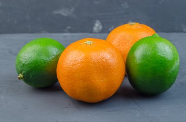 Kireç ve mandalina meyvesi.