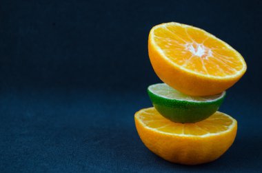 Limon ve mandarin meyvesi yarıya.