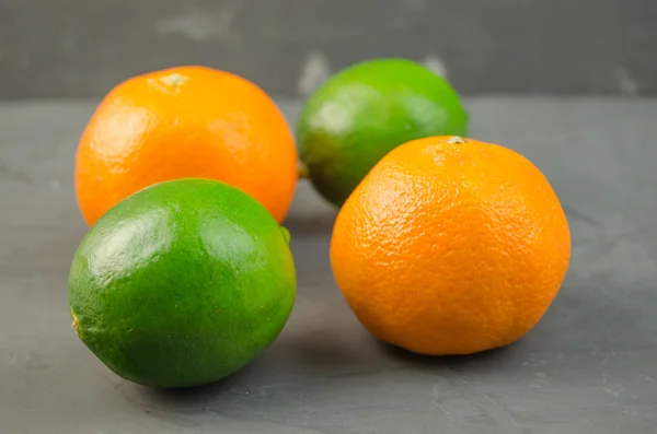 A gyümölcs, a lime és a mandarin. — Stock Fotó