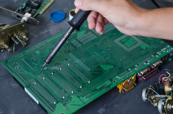 Man solder chip — Stock Photo, Image