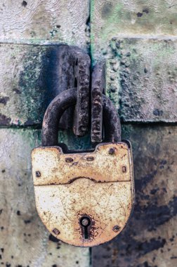 Eski, paslı asma kilit.