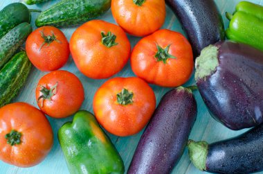 Ahşap bir masaya yığılmış sebze.