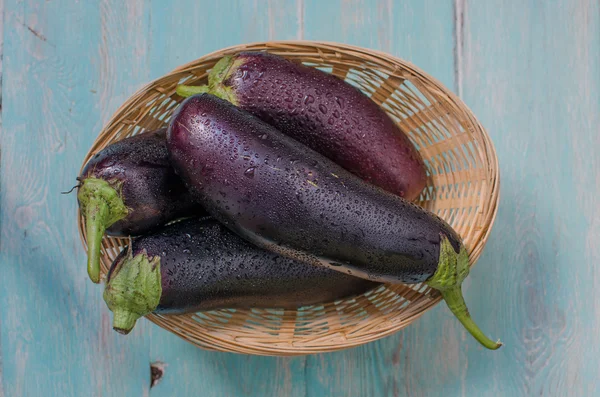 Aubergine dans un panier. — Photo