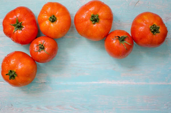テーブルの上のトマトが並ぶ. — ストック写真