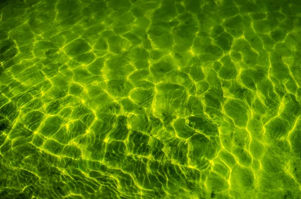 Acqua Brilla in un colore verde . — Foto Stock