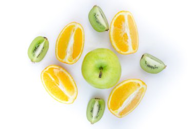 Elma ve dilimlenmiş portakal ve kivi.