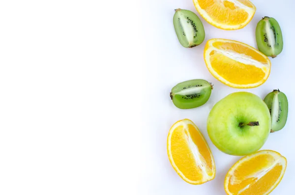 Äpple och skivad apelsin och kiwi. — Stockfoto