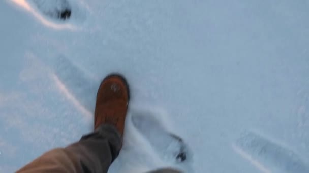 Piedi Uomo Che Cammina Sulla Neve Libera Con Una Vista — Video Stock