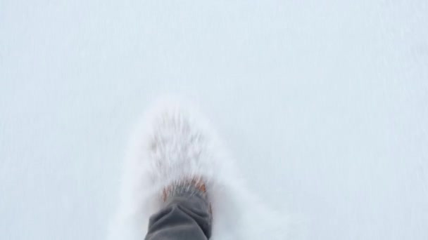 Pies Hombre Caminando Sobre Nieve Suelta Con Una Vista Desde — Vídeos de Stock
