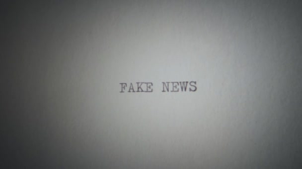 Notícias Falsas Impressas Com Uma Máquina Escrever Pedaço Papel Capturadas — Vídeo de Stock