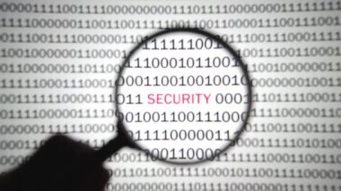 Kırmızı etiketli ikili kod büyüteçle izlenir.