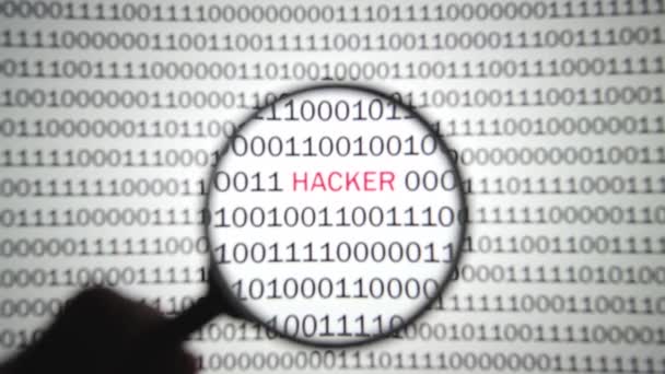 Kırmızı Etiketli Bir Hacker Ile Ikili Kod Büyüteçle Görüntülenir — Stok video